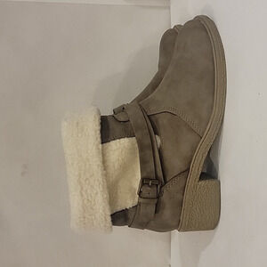 STEVIES MEDIUM BROWN SUEDE SHOE BOOTS‎ (sz 6)